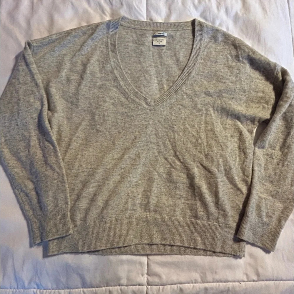 Abercrombie & Fitch Cashmere Gray V-Neck Sweater Retail $160 Size Medium
